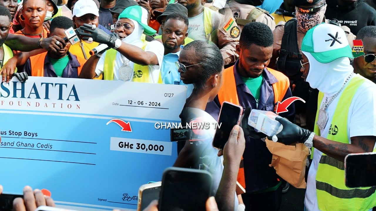 Shatta Wale donates a hooping ¢30,000 to  Buzstopboys in Alajo to motivate them to clean Accra
