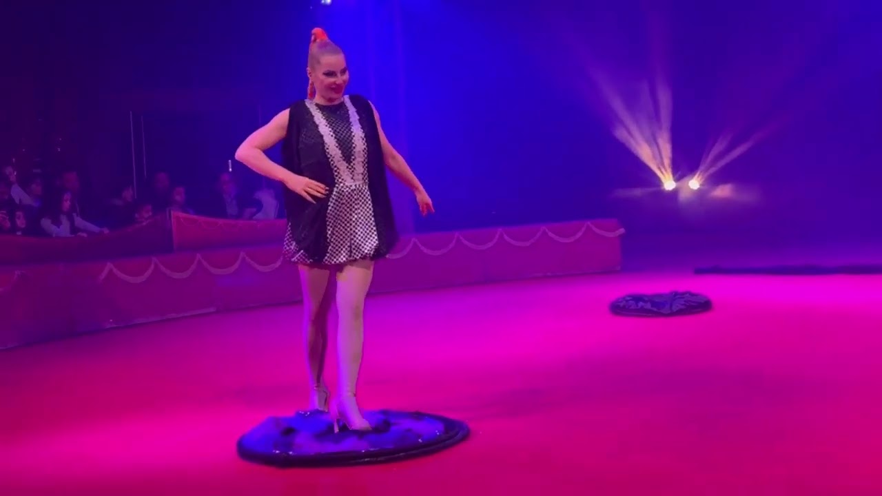 Tommi and Natalie quickchange Cirque Mondial
