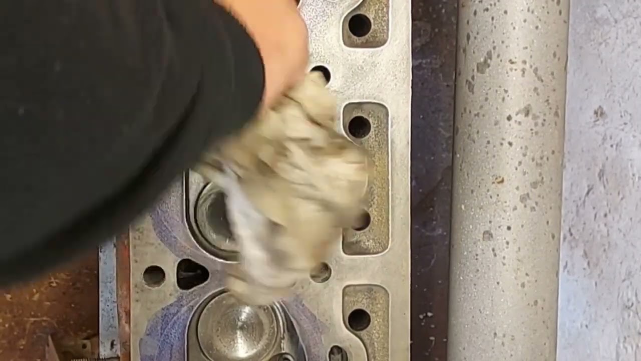Sätta ihop toppen och montera på motorn. #volvo #b20 #engine #porta