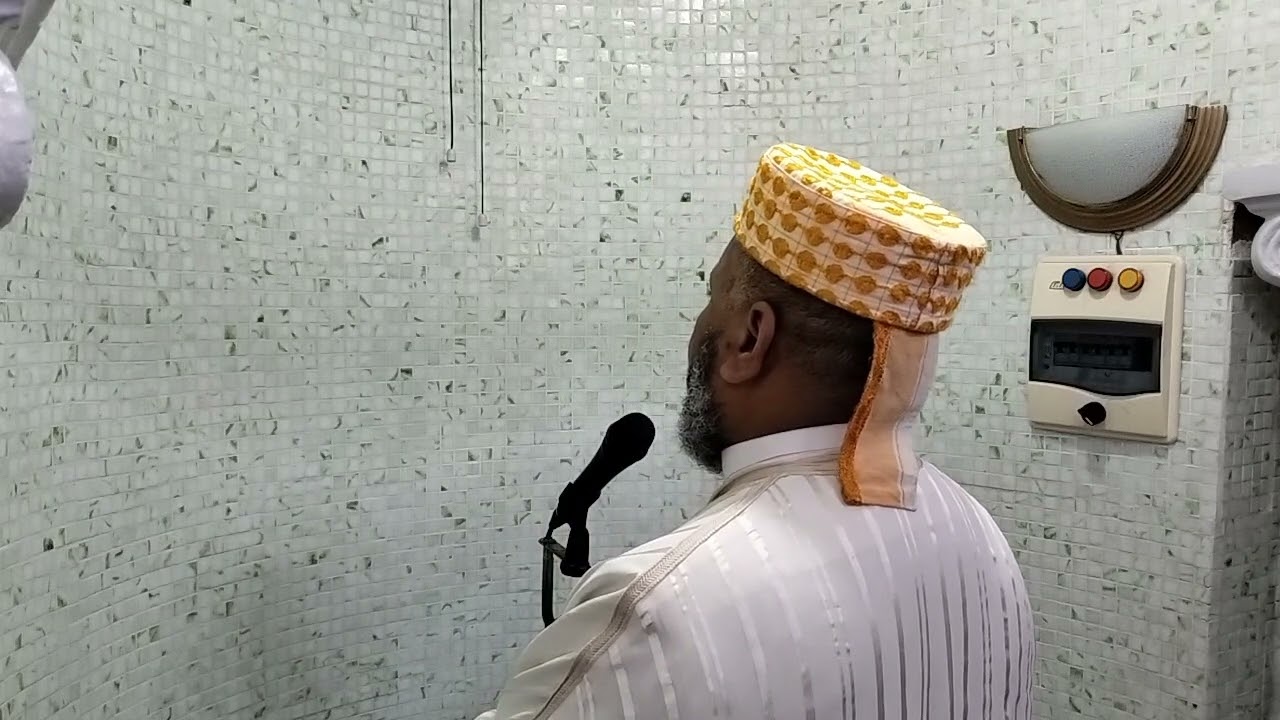 القارئ رياض الجزائري يقدم لنا الشيخ رشيد قوي الجزائري يصلى بنا العشاء.  ما شاء الله على هذه القراءه
