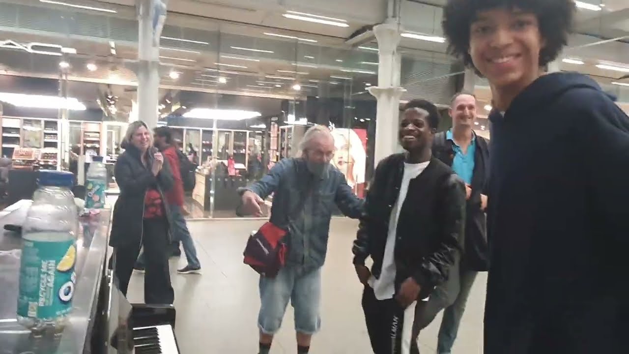 Absolutely Incredible Boogie Woogie Piano Duet at St Pancras Station!