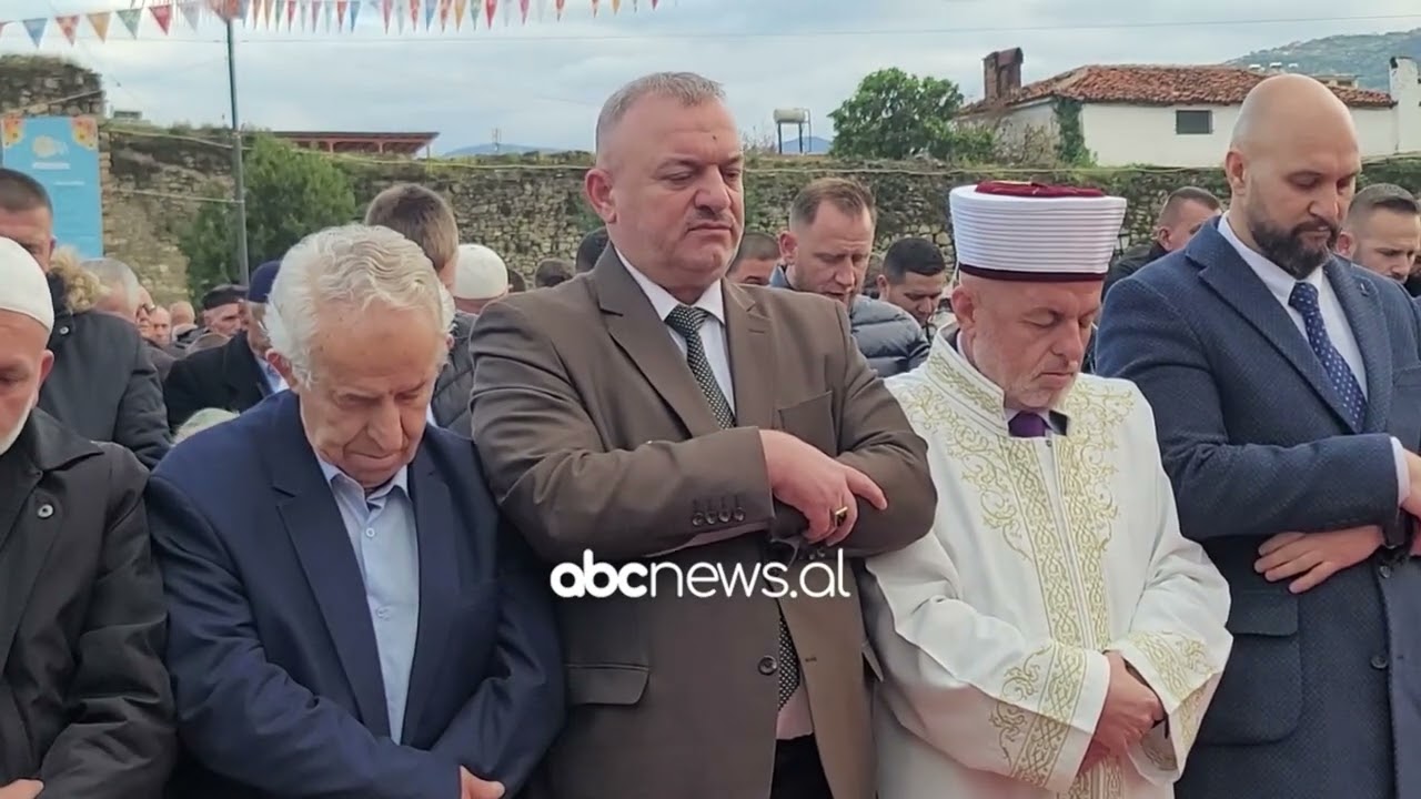 Elbasani feston Fitër Bajramin, sheshi i qytetit i mbushur nga besimtarë| ABC News Albania