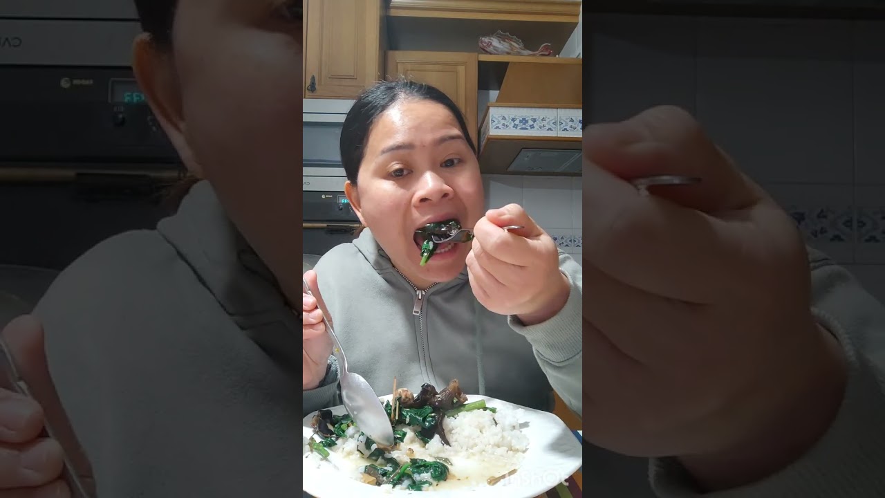 มากินข้าวแลงนำกันเด้อจ้าแกงเห็ดแซ่บๆกินกับข้าวสวยฮ้อนๆแช่บเข้ากันคัก😋👏