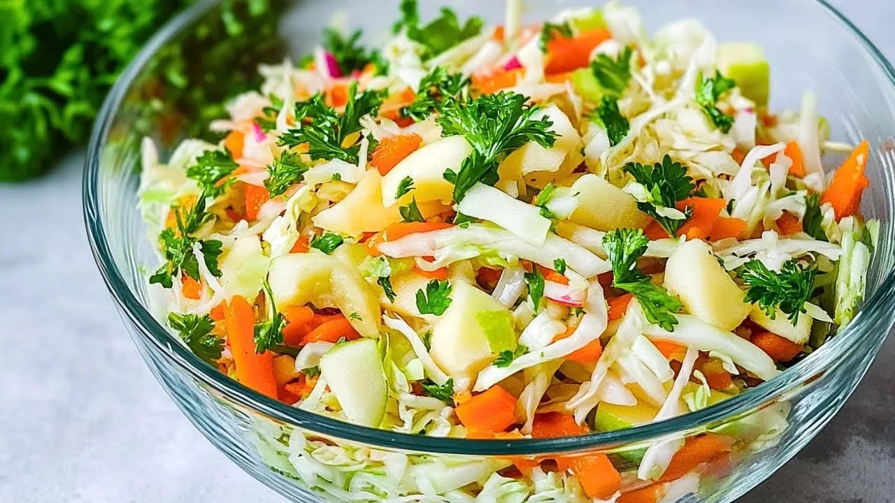 Leckerer Chinakohl Apfel Möhren Salat in 5 Minuten. Ich werde nie müde, diesen Salat zu essen!