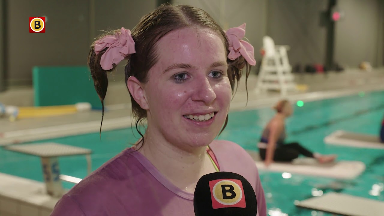 Met carnavalspekske aan het zwembad in