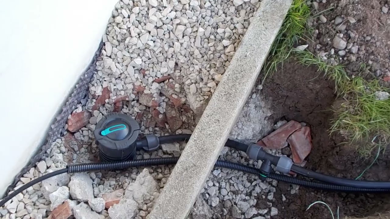 Gewächshaus bekommt Strom- und Wasseranschluss mit Gardena Pipeline. Verlegung der Bewässerung.
