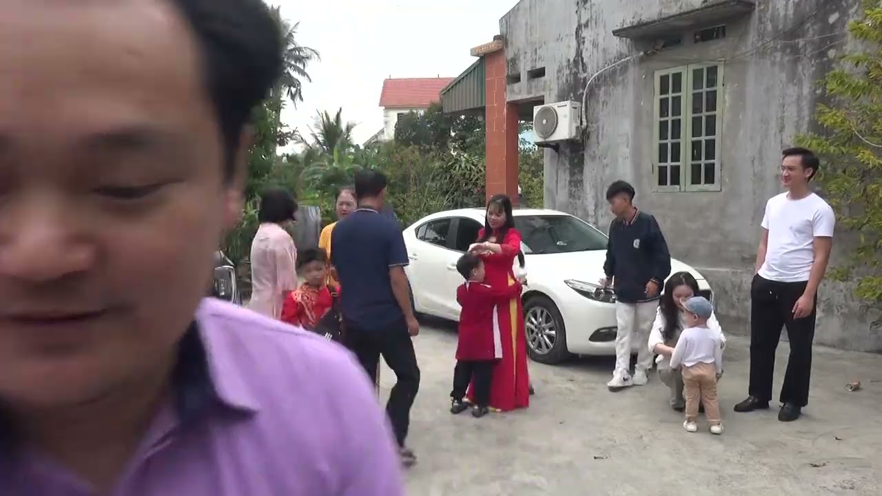 Mùng 1 Tết 2026 .Gia đình Hữu Hưng chụp ảnh lưu niệm