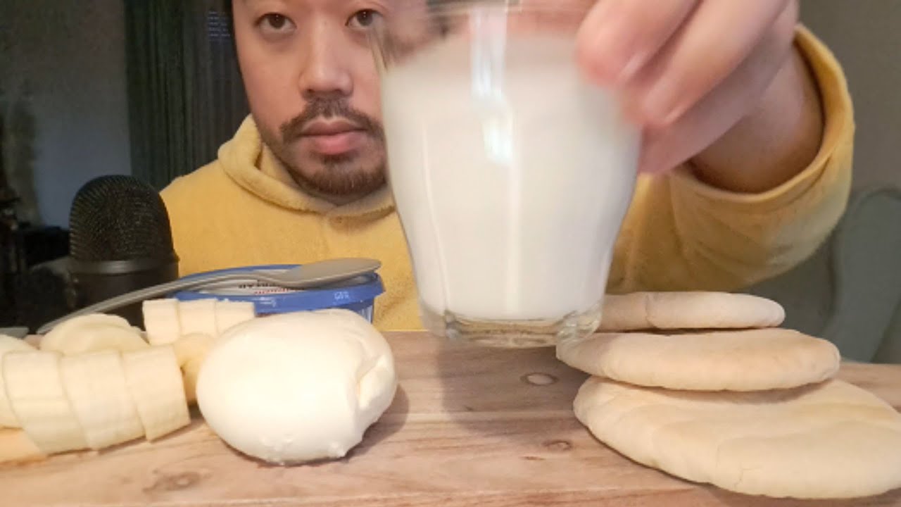 ASMR **WHITE FOOD**  PITA BREAD WITH DAIRY SPREAD, MOZARELLA CHEESE, BANANA, YOGHURT ⚪️⚪️⚪️🍶🫓🐃🧀