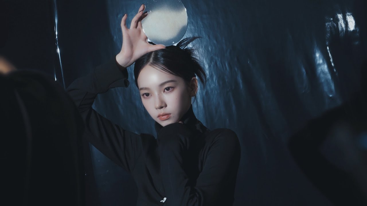 명화 같지 않아요? 🖼🖤 | KARINA courrèges VOGUE Photoshoot Behind