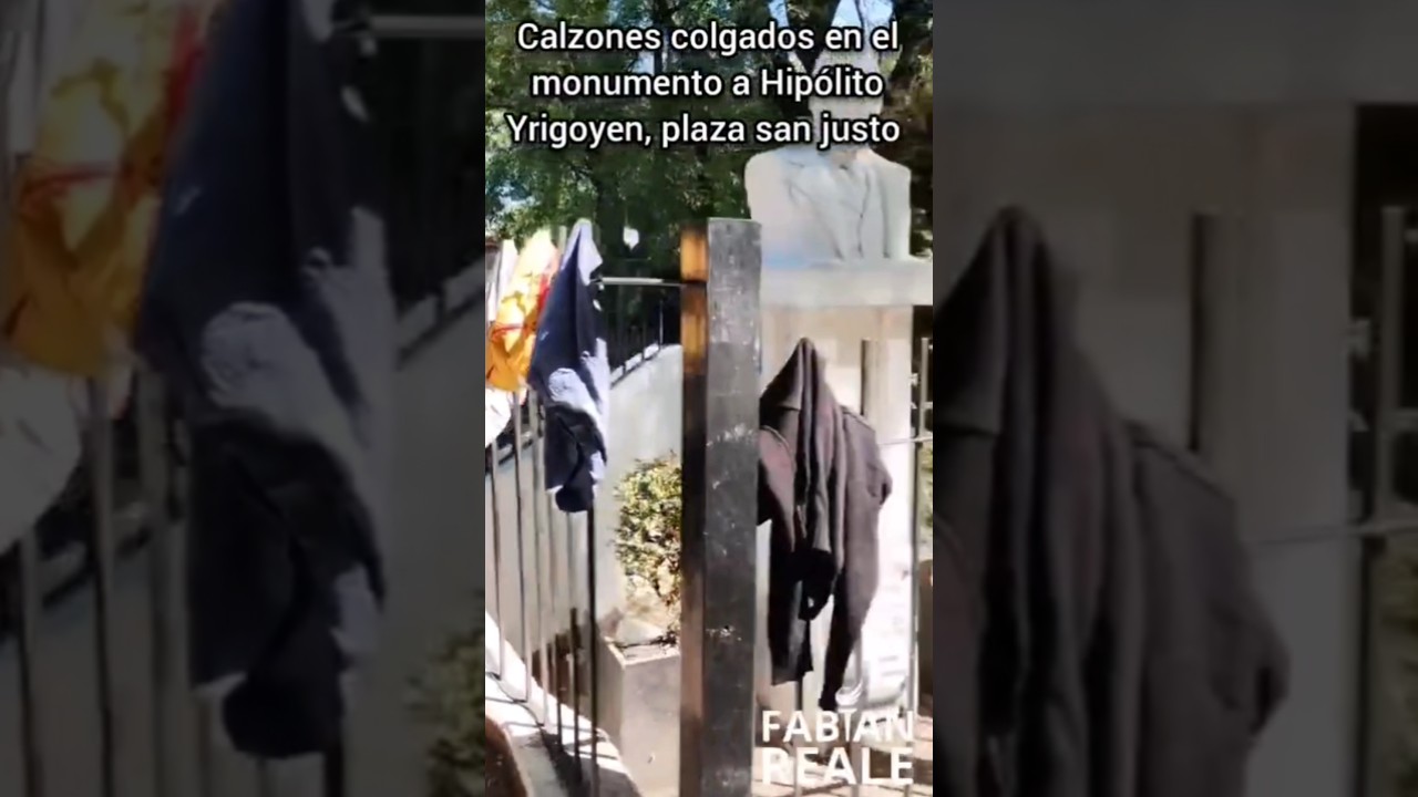 calzones colgados en el monumento a Hipólito Yrigoyen en plaza San justo. 