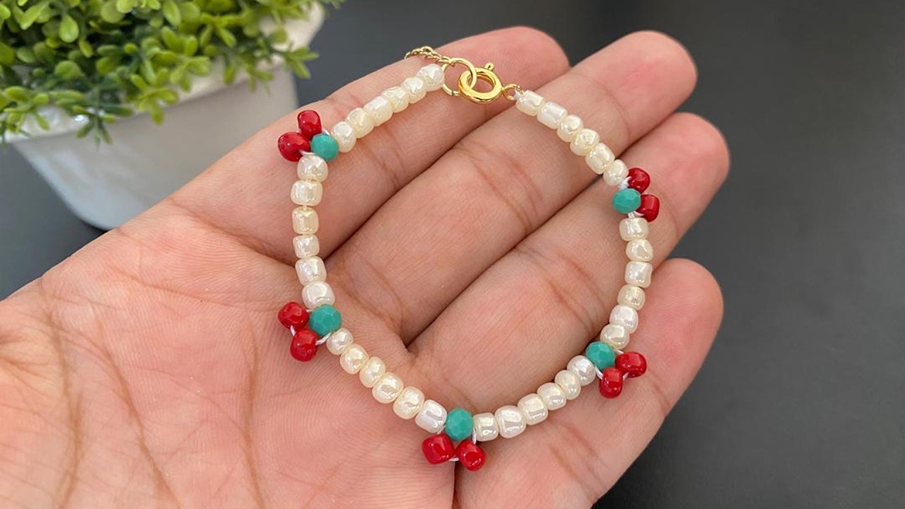 🍒 Aprende F&aacute;cil hacer esta bella PULSERA DE CEREZAS con mostacillas.