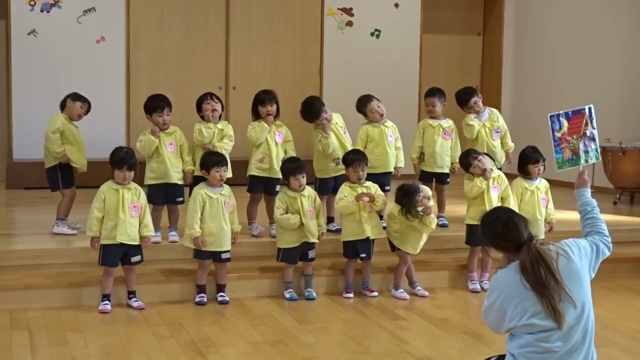 ♪　お歌　「３びきの こぶた」♪　お歌　「しあわせなら てをたたこう」　・・・　２歳児クラス