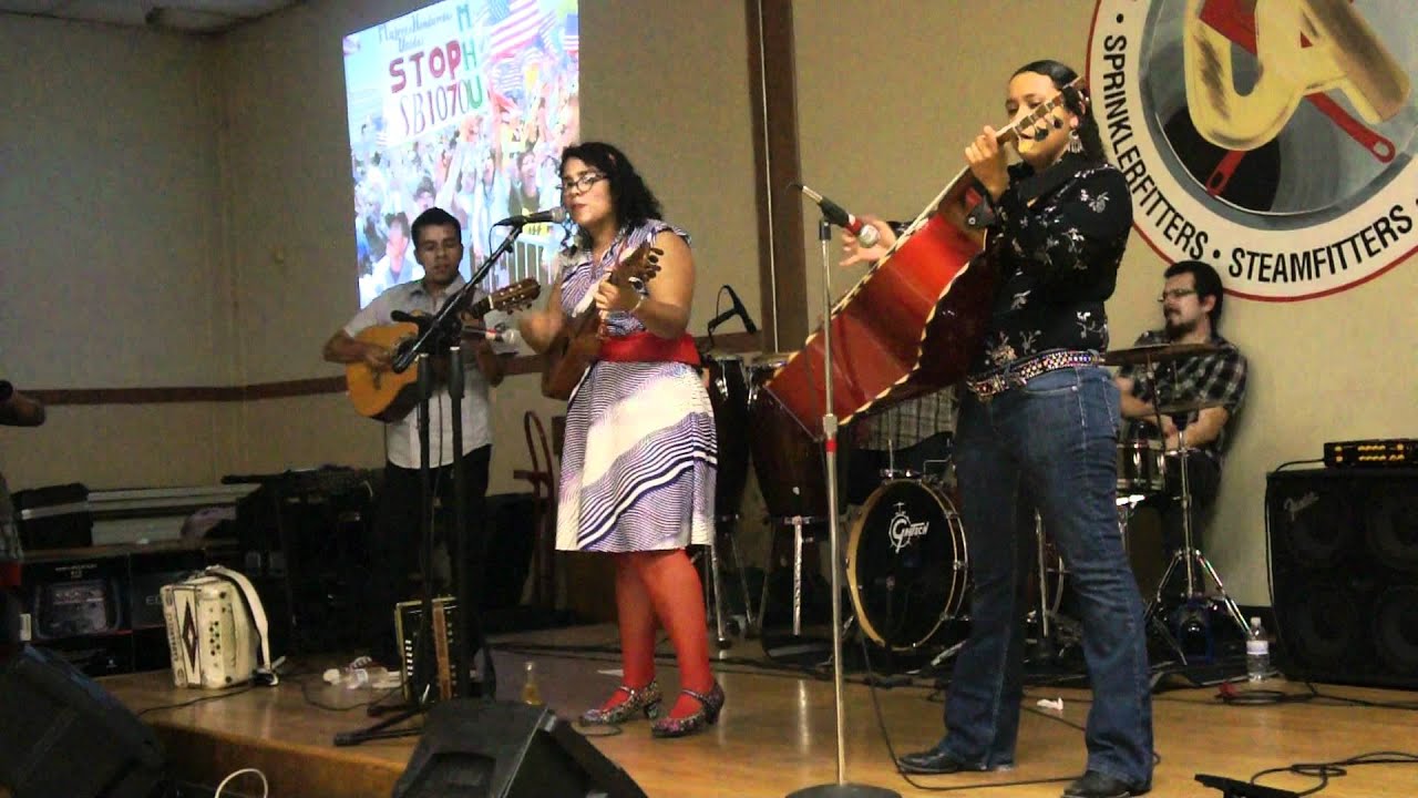 La Santa Cecilia - En El Ultimo Trago