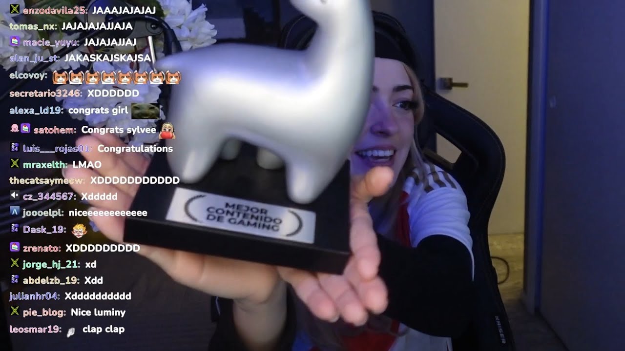 Sylvee muestra su Luminy :V