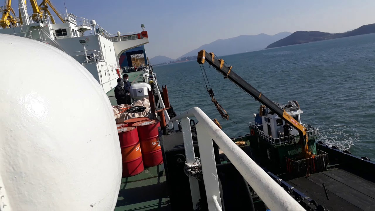 Ship's Garbage disposal by use of crane barge