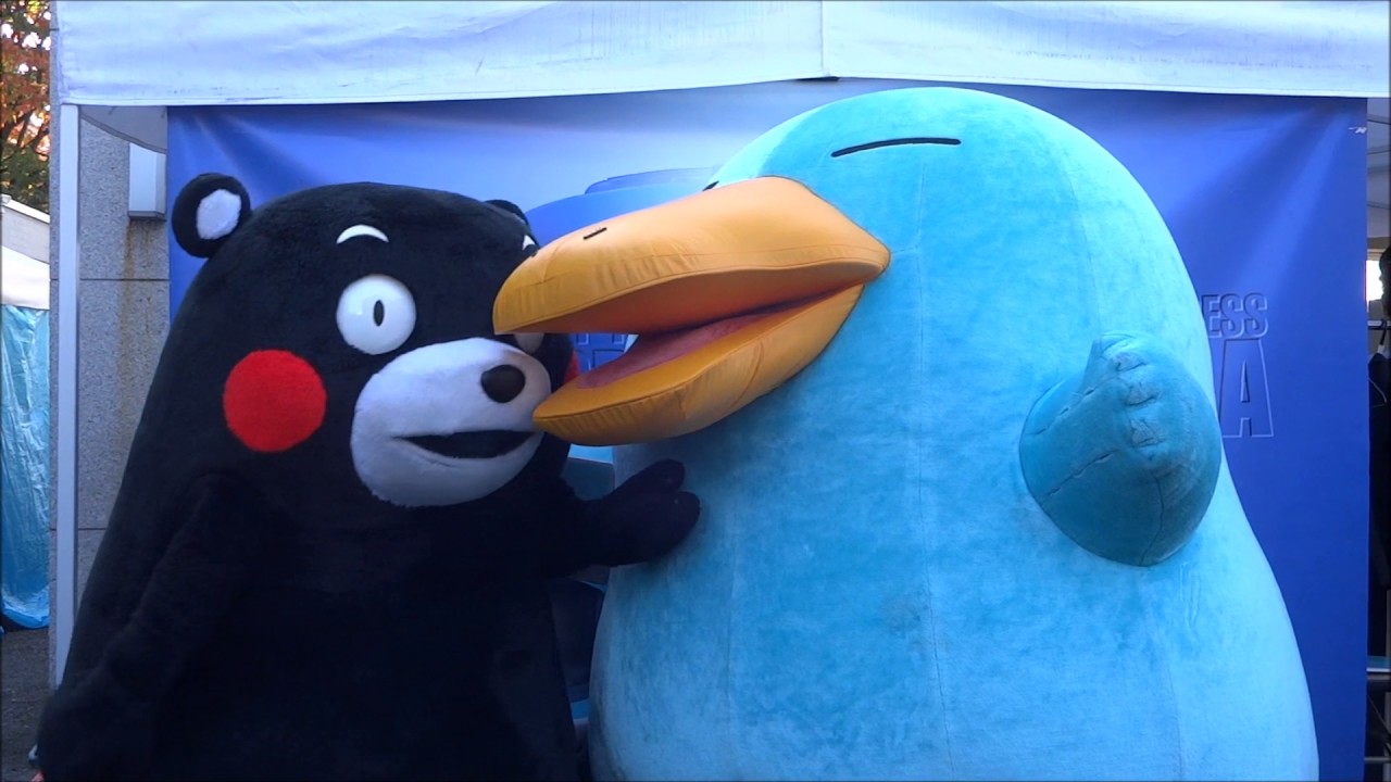 くまモン　イコちゃんをナデナデして帰る　(2016.11.12　関西矯正展)