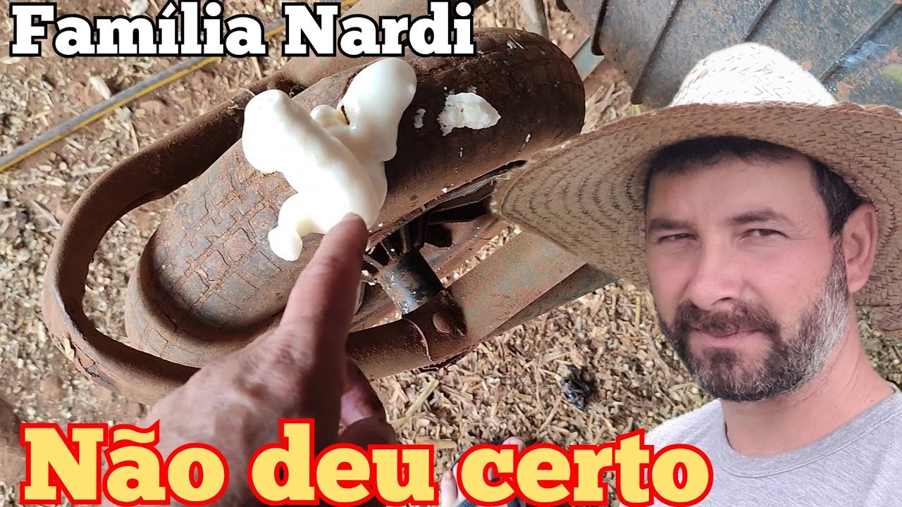 Colocando espuma expansiva no pneu do carrinho de mão. Tentando concertar o pneu. Espuma expansiva.