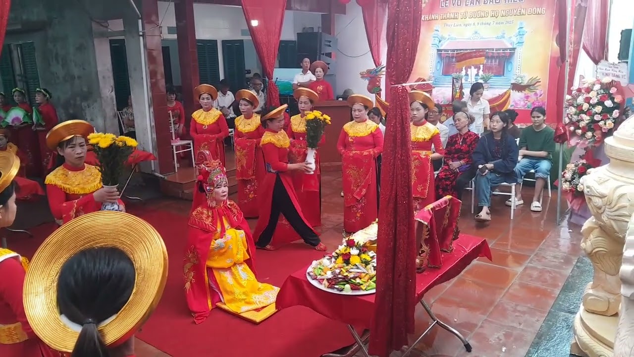 Đội tế nữ quan thôn An Lệnh tại Lễ khánh thành từ đường họ Nguyễn Đông