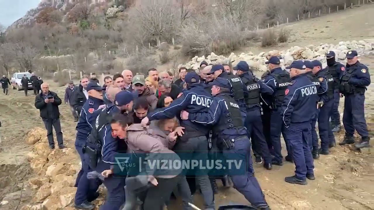 Banorët e Rrjollit përplasen me policinë, qëllohen me gurë makineritë e kompanisë private