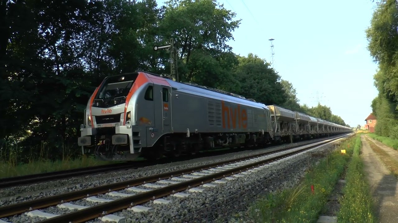 Br. 159 006 hvle Anfahrt mit schweren Baustoffzug in Cloppenburg im Juli 2021