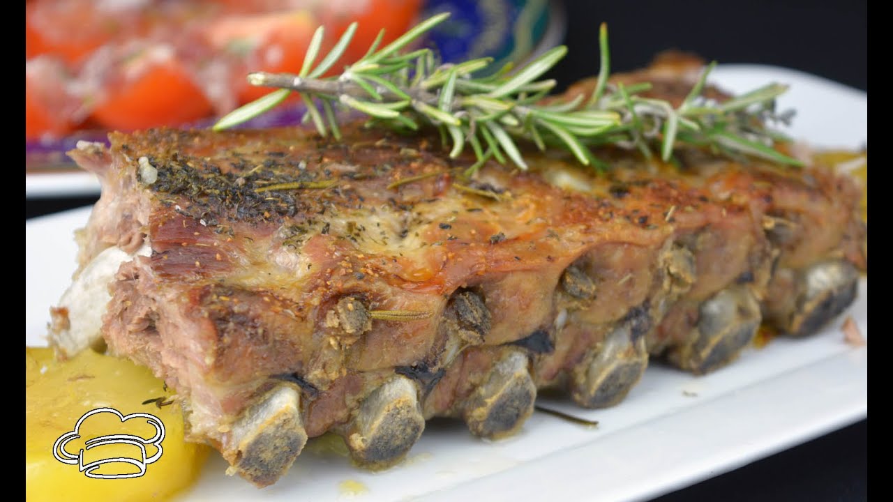 Costillas de cerdo al horno con patatas y ensalada de tomate
