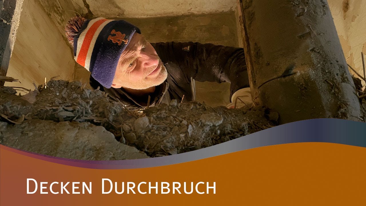 Wir kämpfen mit dem Deckenbalken #38 und entfernen ein Teil der Lehmdecke im zukünftigen Bad.