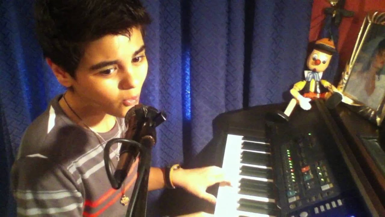 Abraham Mateo (12 años) canta y toca al piano 
