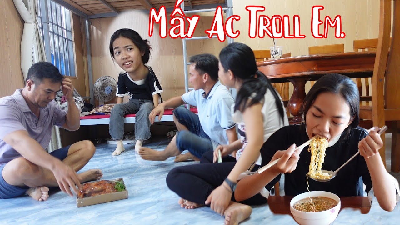 Báo Tuyền Ăn 2 Gói Mì Còn Cả Nhóm Ăn Gà Phản Ứng Hài Không Chịu Được