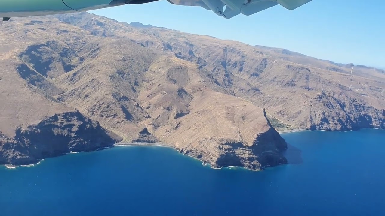 vista aérea y aterrizaje en aeropuerto de Santiago / Landing on the gomera, La Gomera, Canarias.