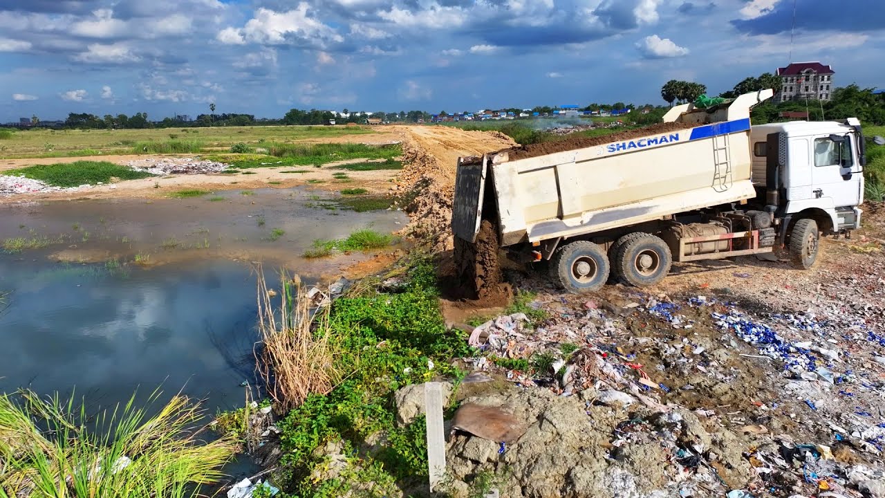 Bulldozer SHANTUI DH17C2, Dump truck unloading
