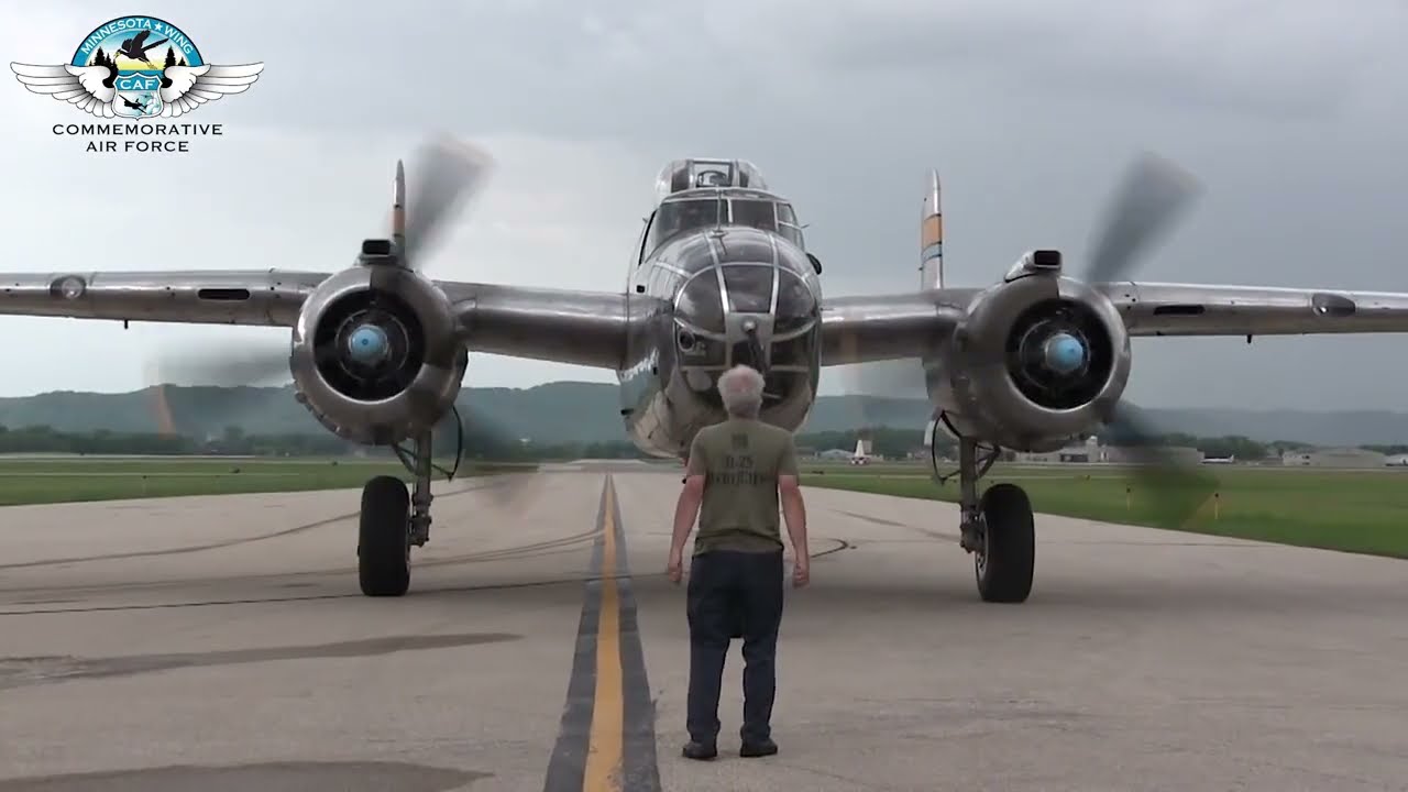 B-25 &laquo;Мисс Митчелл&raquo; взлетает на авиафестивале Deke Slayton Airfest 2014 | Памятное крыло ВВС Минн...