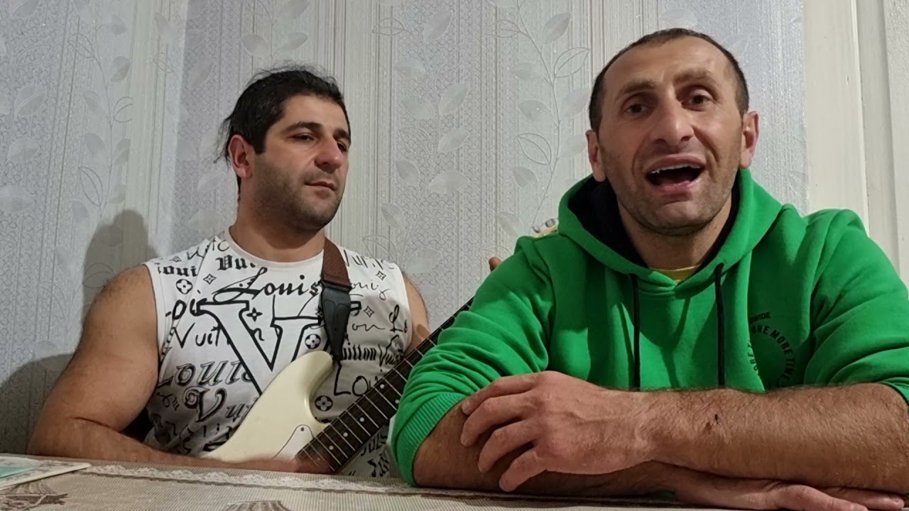 Исполнили под гитару песню группы Руки Вверх:
