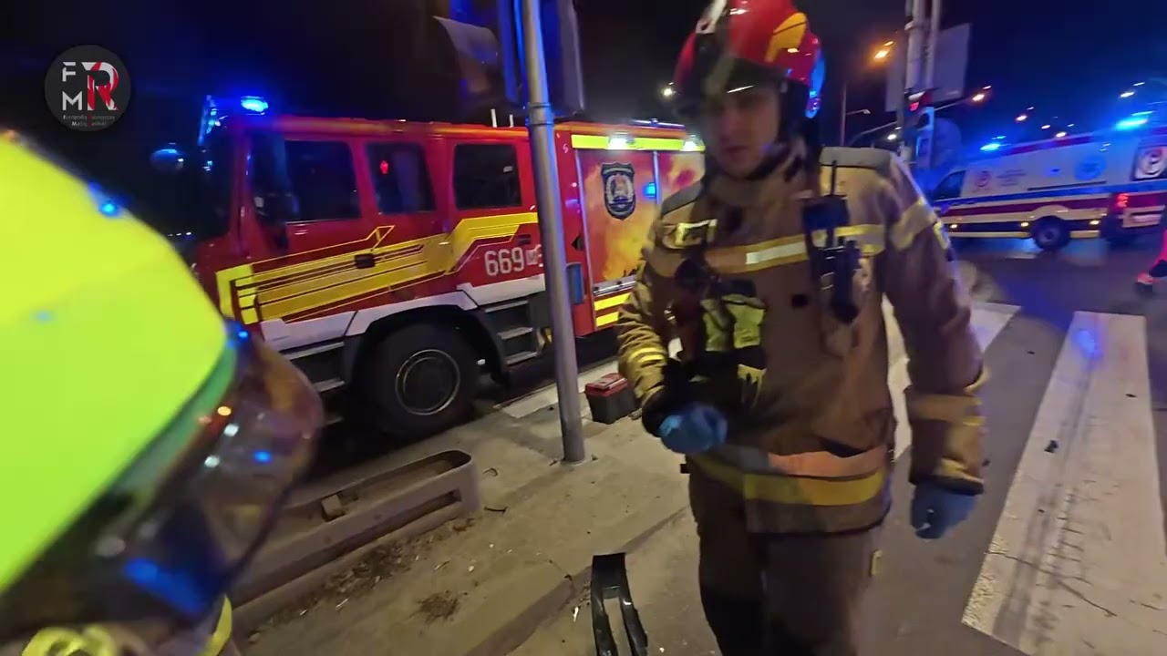 WYPADEK 4 pojazd&oacute;w na skrzyżowaniu w miejscowości Jawczyce. Dwie osoby poszkodowane.
