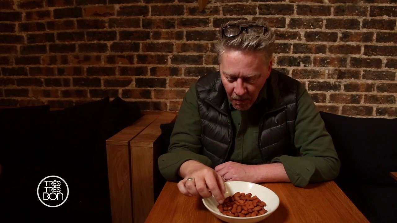 D&eacute;gustation des amandes grill&eacute;es au paprika fum&eacute; maison de chez C&eacute;r&egrave;s Epicerie Fine