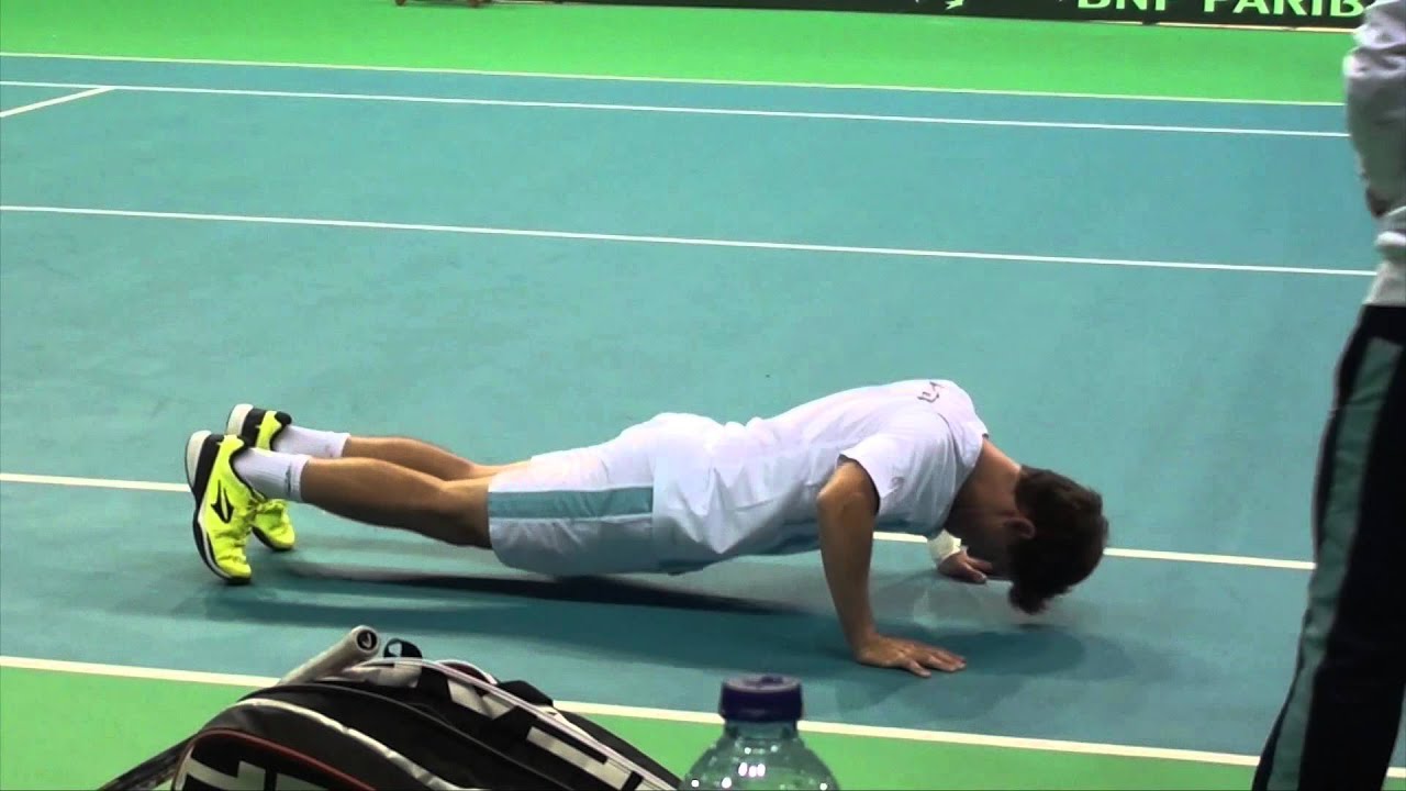 Echauffement d'un joueur de tennis professionnel
