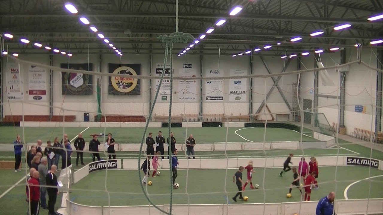 Station 1:  Praktik 3 mot 3 och 5 mot 5  - 1 spelare 1 boll
