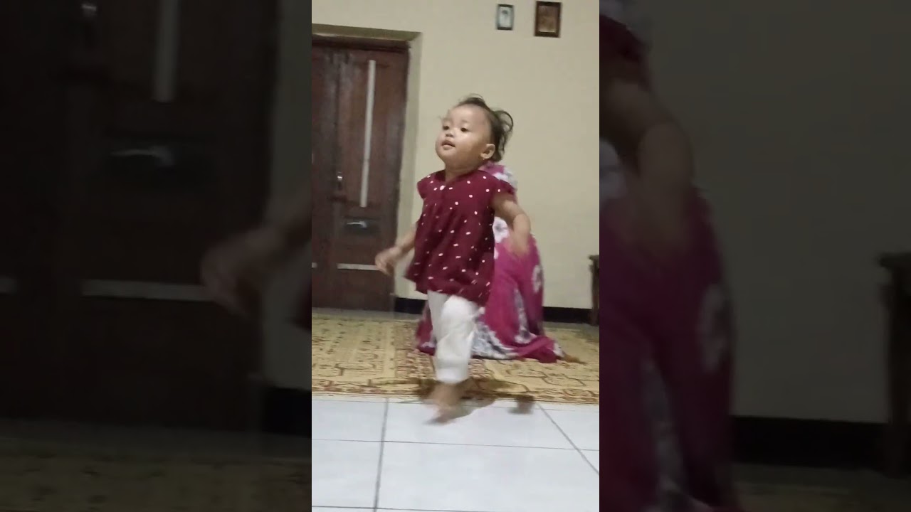 Gita temani mbah uti sholat