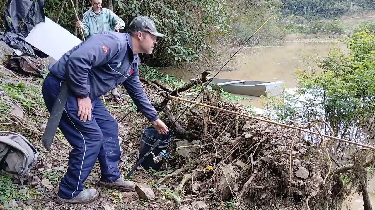 Deu boa a pescaria na água amarela 