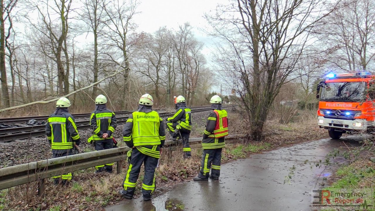 [BAUM STÜRZTE AUF OBERLEITUNG VON BAHNSTRECKE]- Mehrstündige Streckensperrung ~ Feuerwehr Langenfeld