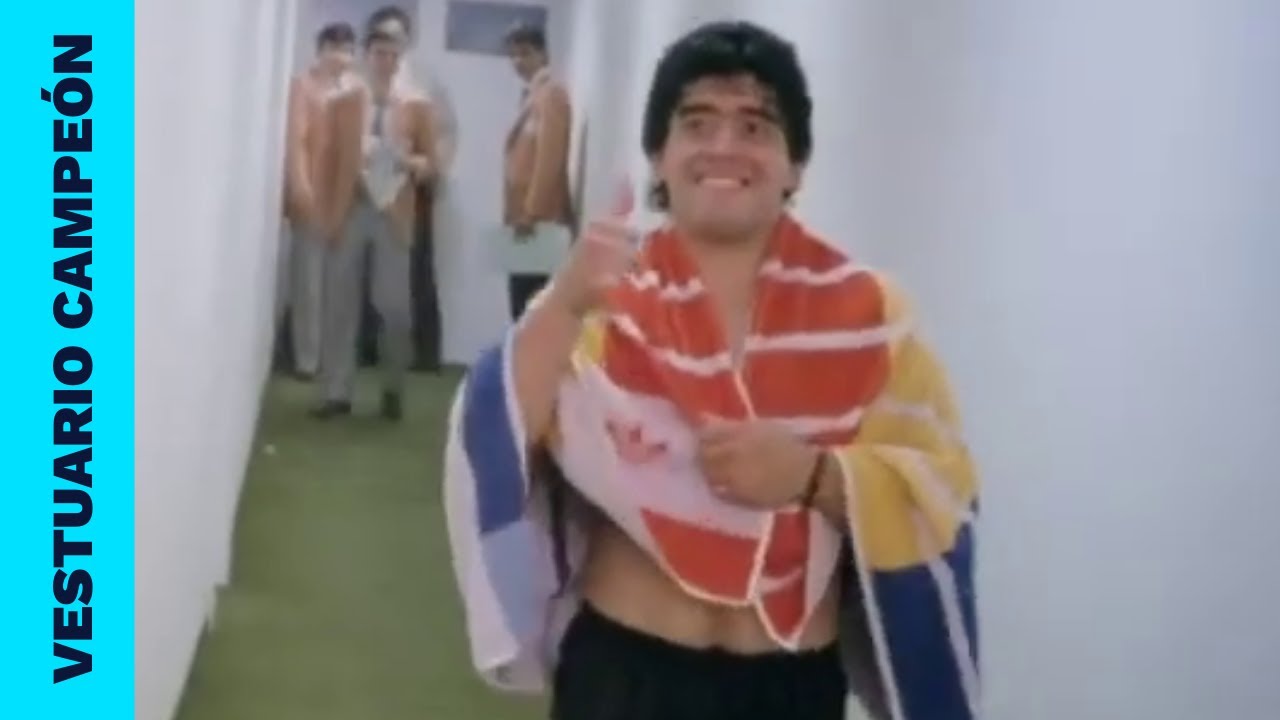 ¡QUÉ LÍDER! Diego Maradona festeja en el vestuario en México 1986 tras ganar la final del mundo
