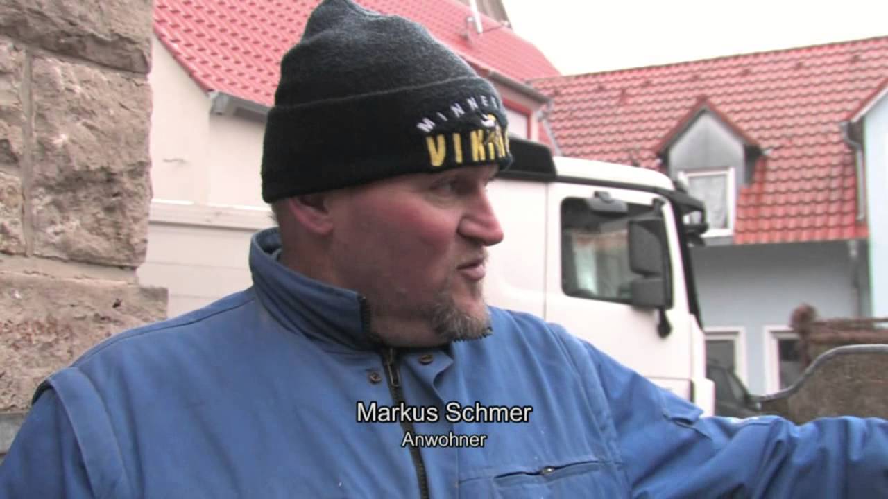 Stra&szlig;engl&auml;tte - LKW verkeilt sich zwischen Wohnh&auml;usern