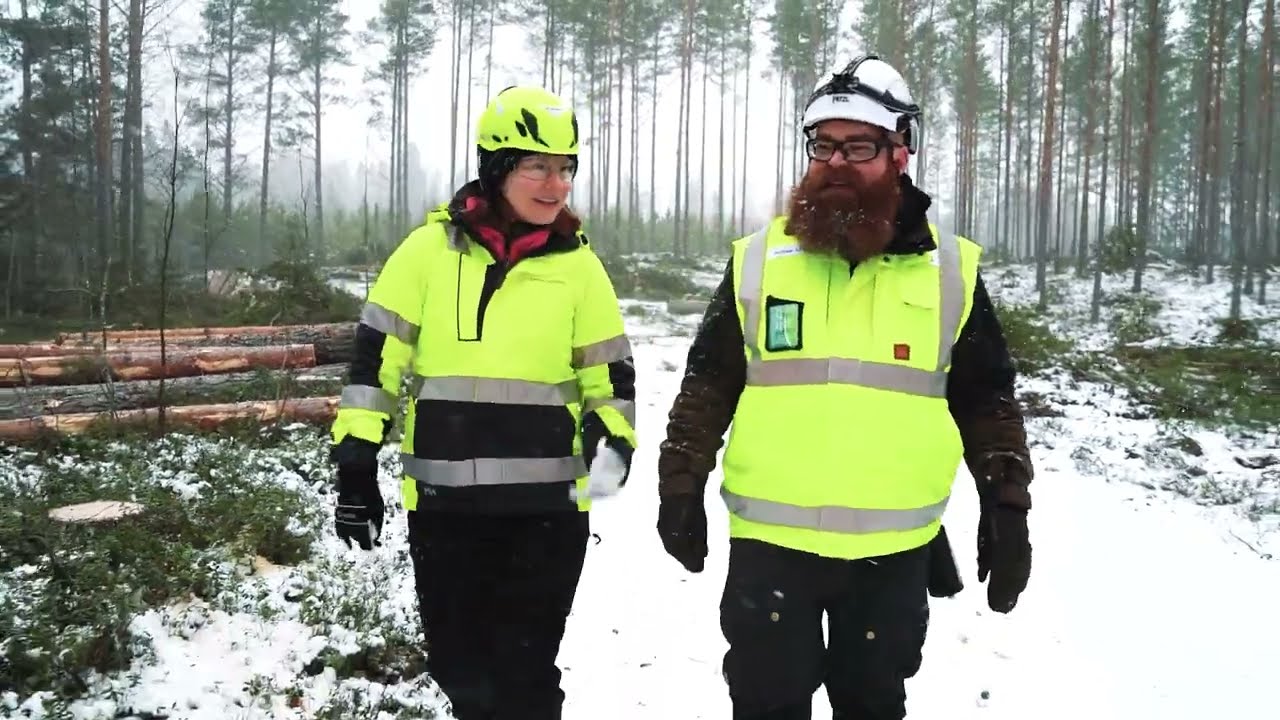 Leena Tamminen viihtyy metsäkoneenkuljettajan työssä – Tervetuloa Metsään