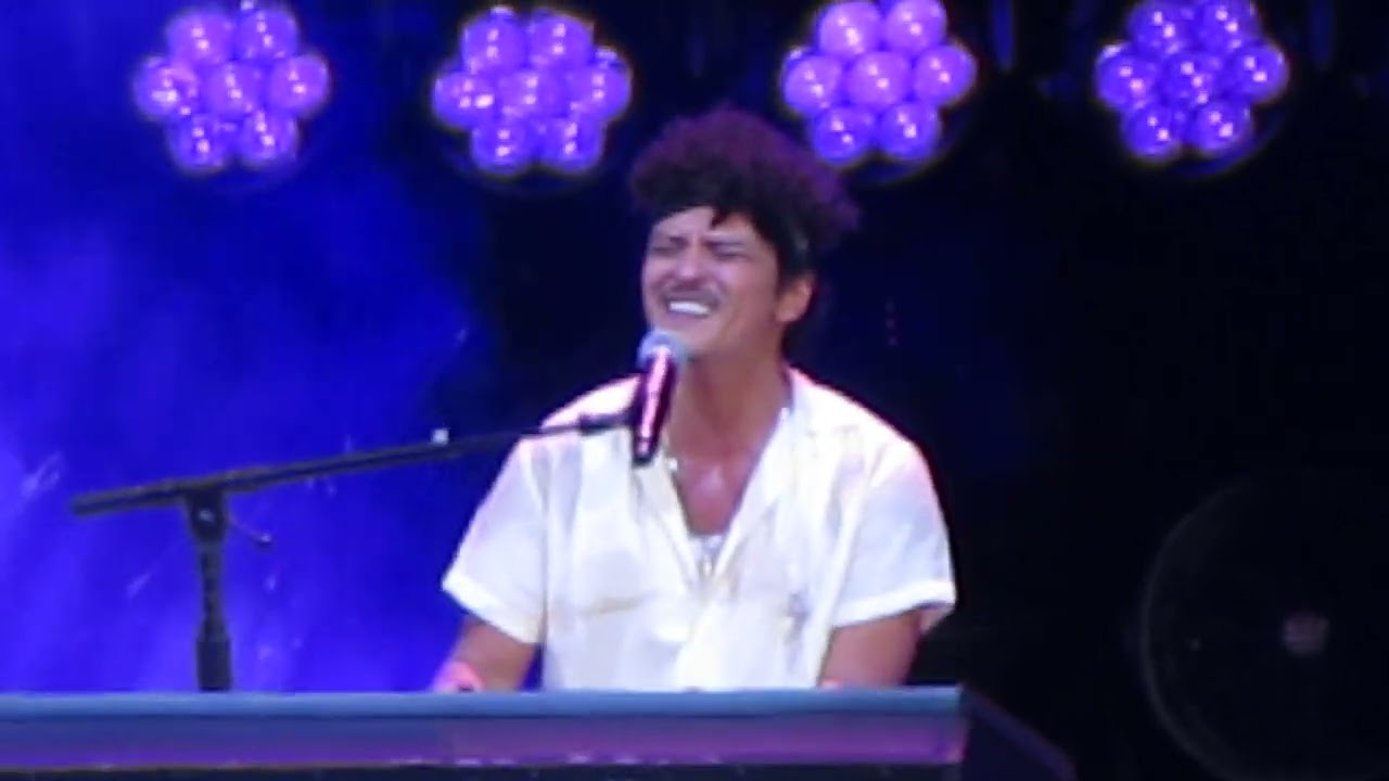 Bruno Mars on the piano - Curitiba/Brazil (2024)