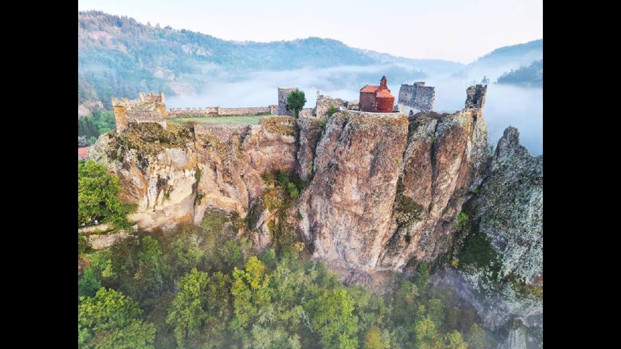 France, ARLEMPDES, le château suspendu au bord de la Loire.