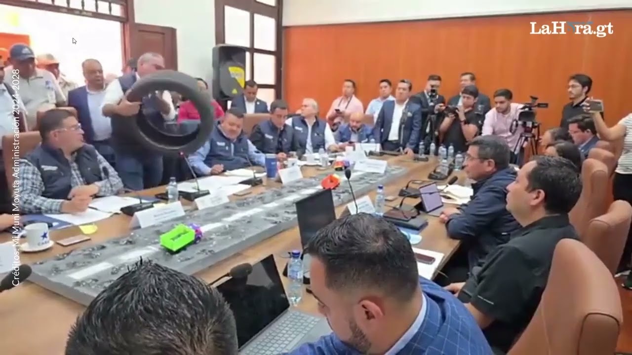 Luis Aguirre lanza neumático contra ministro de Comunicaciones durante citación en el Congreso
