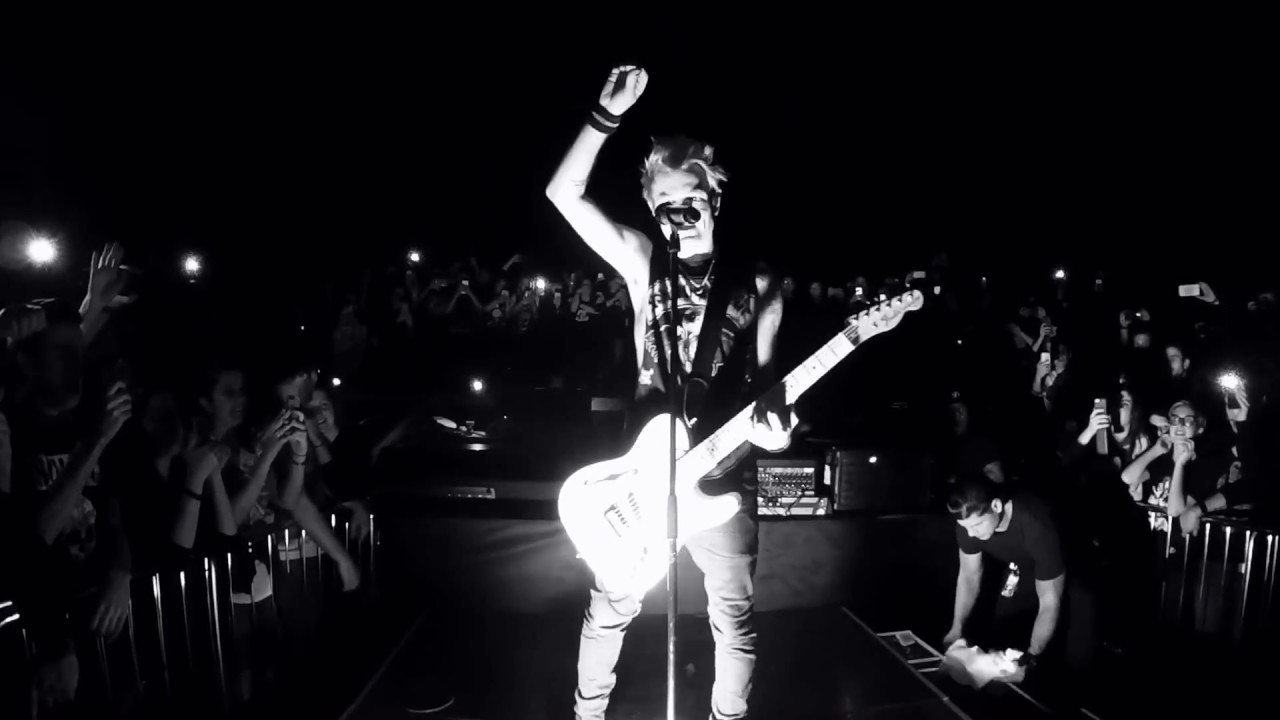 Sum 41 - With Me (Live in Italy 2017) - BEST CROWD SINGING