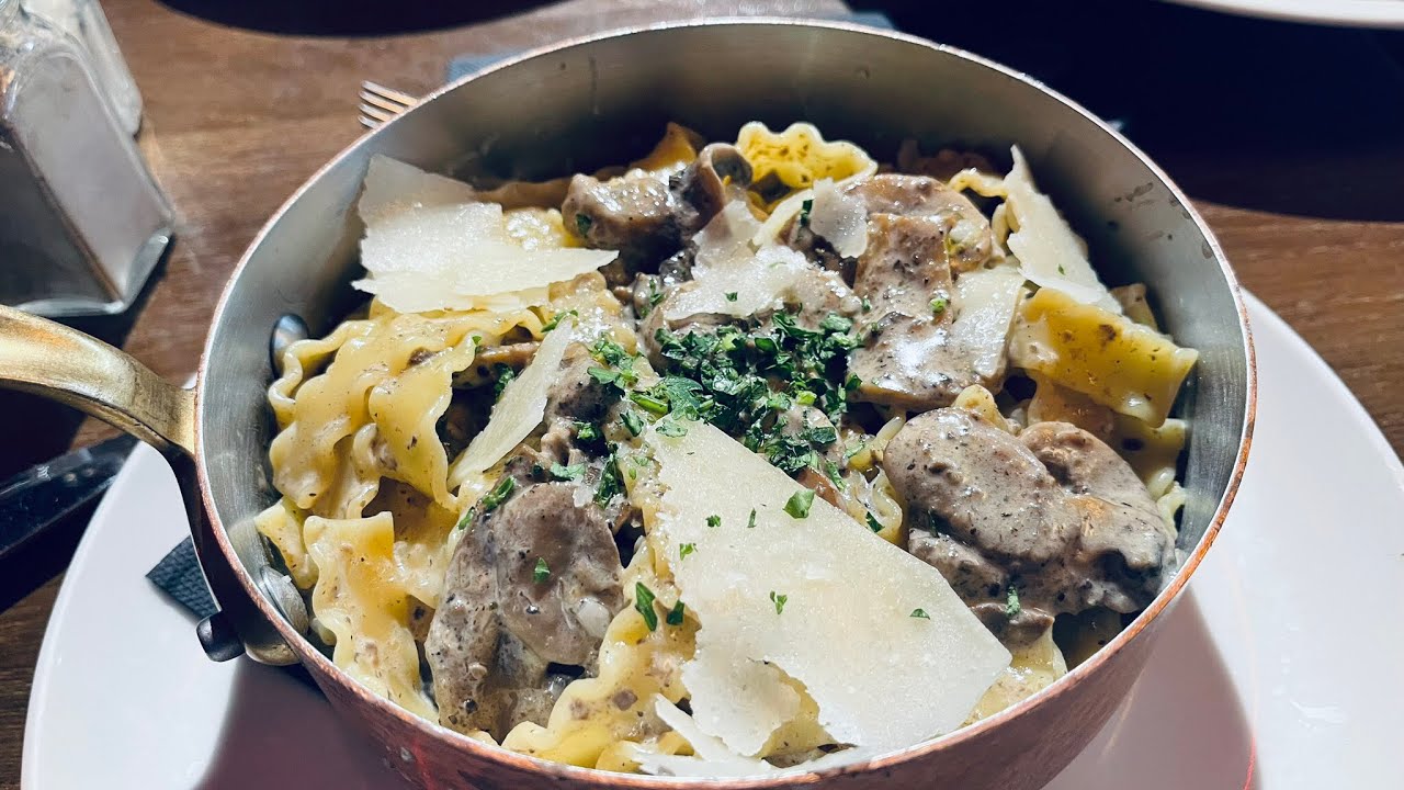 Cả nhà đi bộ dưới trời mưa để ăn pizza - Belle promenade sous la pluie. Déjeuner chez MaMa Kitchen 🍕
