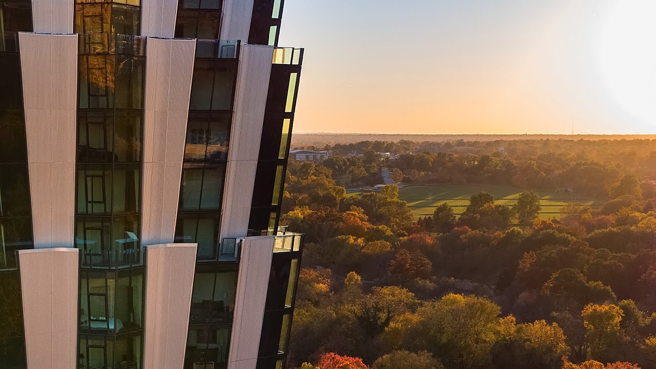 One Hundred Above the Park in St. Louis - Apartment Community