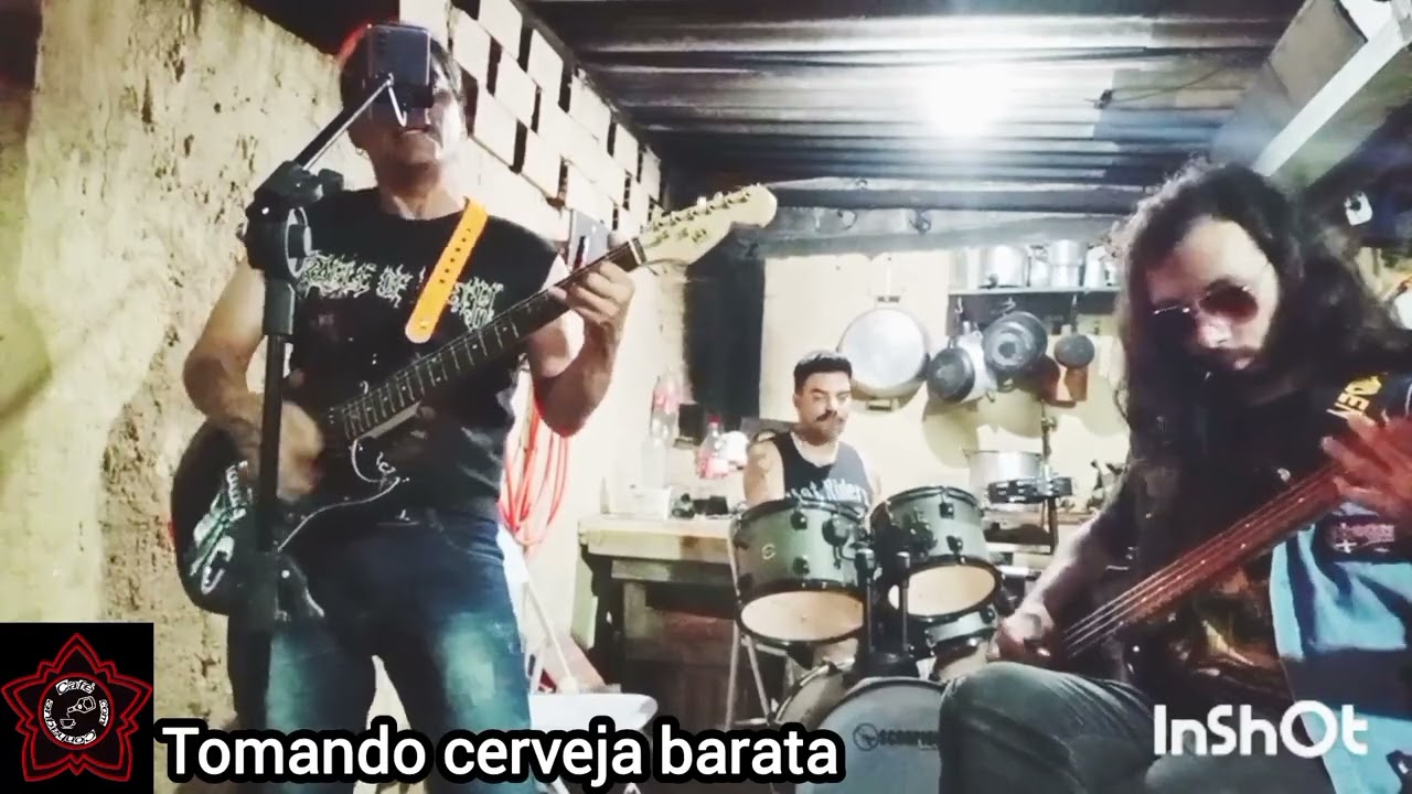 Tomando cerveja barata 