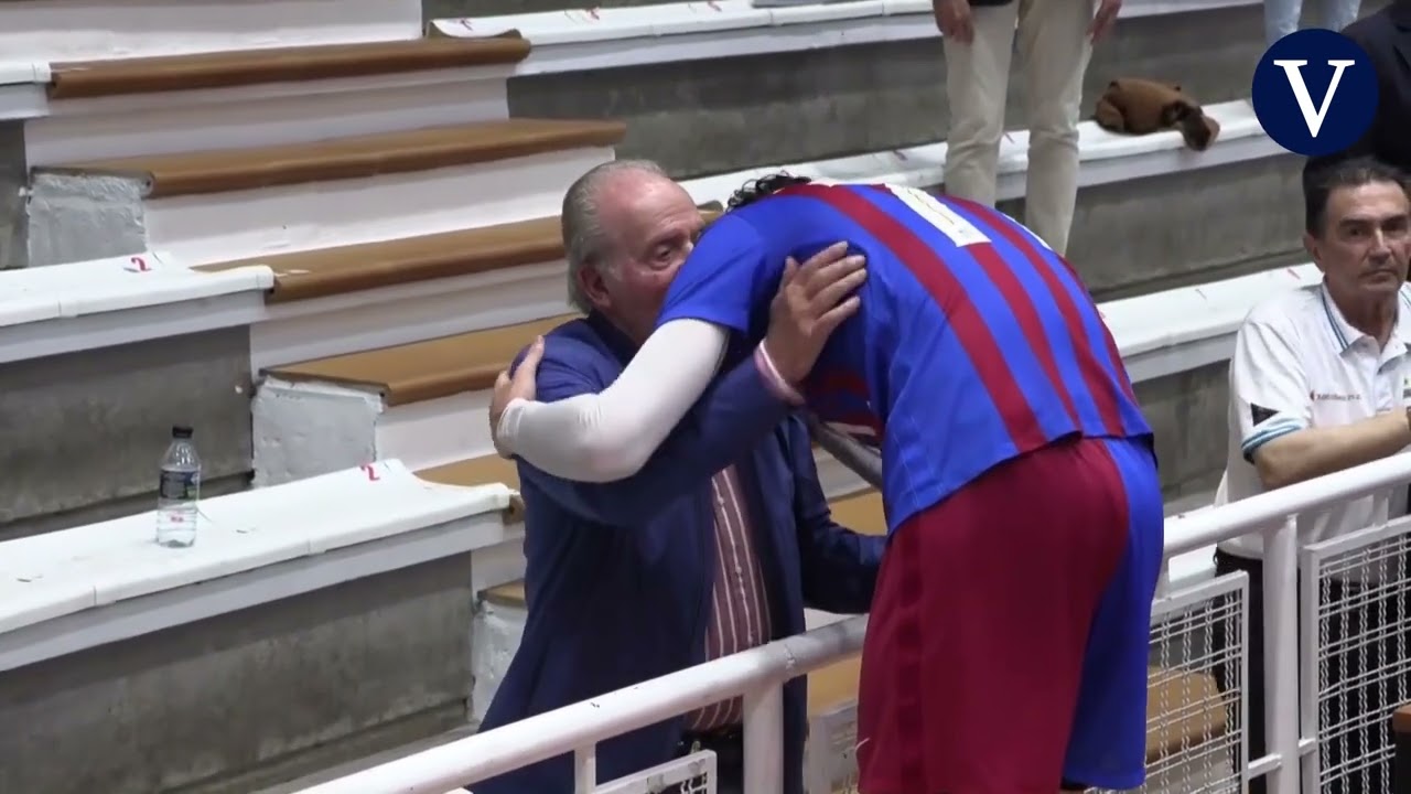 Pablo Urdangar&iacute;n y el rey Juan Carlos se abrazan tras un encuentro de balonmano en Pontevedra